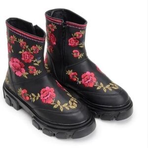 FARM RIO Black Floral Embroidered Boots in women’s size 8